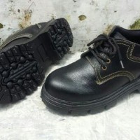 Sepatu safety ukuran big size 45 46 47 ujung kaki ada plat besi