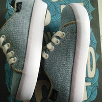 Sepatu sneakers kets denim anak