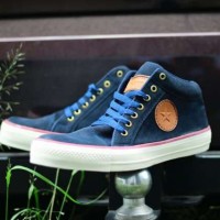 sepatu sneakers untuk pria converse navy suede sol white