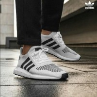 Sepatu Sneakers Lari Olahraga Running Adidas Swift Run White Original