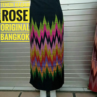 Rok Lilit motif rangrang thai<br />Madam rose<br />Edisi Warna Hitam