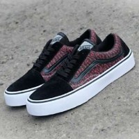 SEPATU SNEAKERS UNTUK PRIA VANS CAMO BLACK MAROON WAFFLE DT