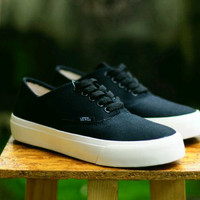SEPATU WANITA VANS AUTHENTIC CEWEK HITAM