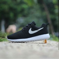 MENARIK Nike Rosherun sneakers kado untuk cowok sepatu jalan jalan