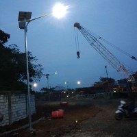 Lampu jalan tenaga surya 30w tinggi tiang 6 meter