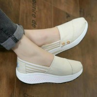 Sepatu Wanita Wedges Telapak Kets Slip On Tanpa Tali Tom Cream Murah