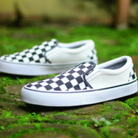 SEPATU CASUAL SLIP ON VANS CHEKERBOARD BLACK OF WHITE