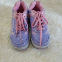 Sepatu kets anak ada roda