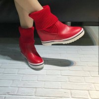 Sepatu import merah