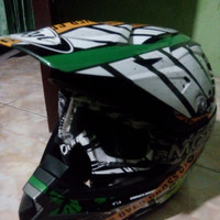 Helm cross over hijau hitam merk KYT dan kacamatanya nego tipis