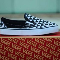 sepatu casual pria vans slip on hitam putih