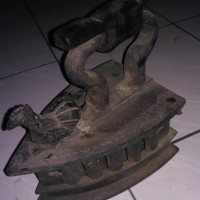 setrika jadul merek VOC dari kuningan sari