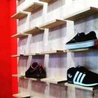 Rak Sepatu Murah untuk Toko Sepatu bahan Kayu Pinus Kombinasi