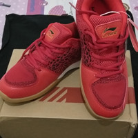 sepatu lining untuk badminton / tenis meja