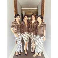 Setelan kebaya lurik