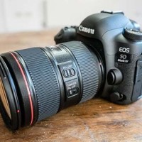 CANON EOS 5D MARK IV DSLR + LENSA KIT 18-135mm.