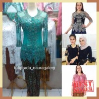 Satu set kebaya wisuda