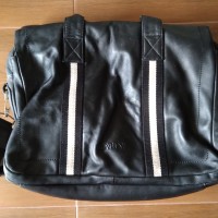 Tas Slempang full kulit merk Bally