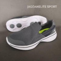 Promo SKECHERS SLIP ON PRIA. Sepatu santai cowok tanpa tali. Diskon