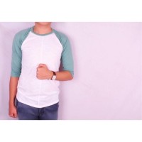 Credomentore Kaos Raglan 3/4 Putih Hijau Muda Fit to M