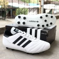 sepatu bola Adidas putih