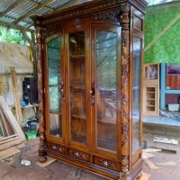Lemari Kaca Hias Almari Pajangan Kaca Ukir Jati Pintu 3 Furnitur AZRIL