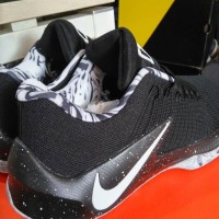 SEPATU BASKET NIKE ZOOM CLEAR OUT LOW BHM