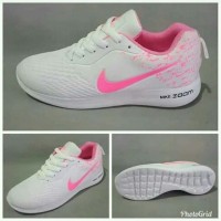 sepatu sneakers wanita Nike zoom fashion dan olahraga warna putih pink