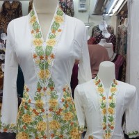 Kebaya encim pasangan ibu dan anak
