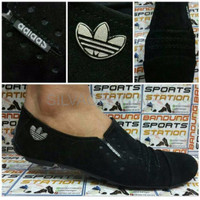 SNEAKER OLAHRAGA MURAH Sepatu Pria Adidas Wringkle