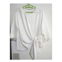 Blouse putih wanita
