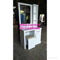 Meja rias kecil