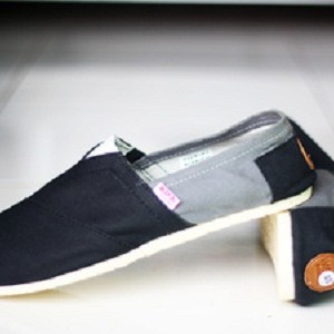 Sepatu Wakai Hitam Abu Tokopedia