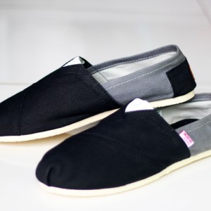 Sepatu Wakai Hitam Abu Tokopedia