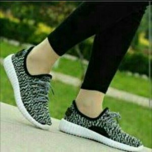 Sepatu Wanita Yeezy Hitam Tokopedia