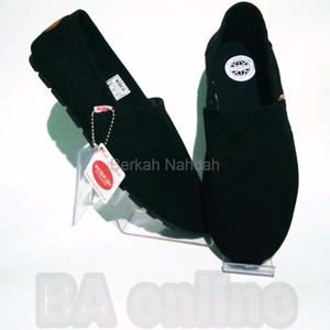 Sepatu Wakai Hitam Polos Tokopedia