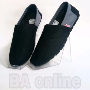 Sepatu Wakai Hitam Abu Tokopedia