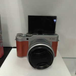 Fujifilm X-A5 kit 15-45mm - Cokelat Muda