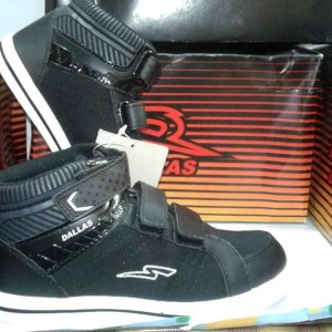 Sepatu Sekolah Anak Anak Dallas 737 Hitam Merah Tokopedia
