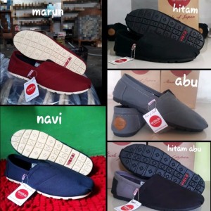 Sepatu Wakai Hitam Polos Tokopedia