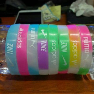 jual gelang karet glow in the warna warni merk nike jual gelang karet glow in the warna warni merk nike