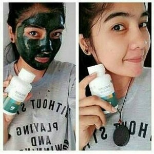 masker lumpur hijau spirulina tiens dari gangang alami 25 kapsul .