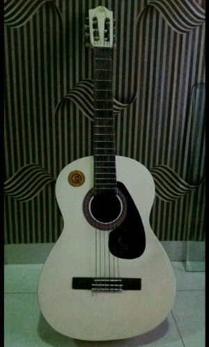 jual gitar klasik yamaha equalizer warna putih second jual gitar klasik yamaha equalizer warna putih second