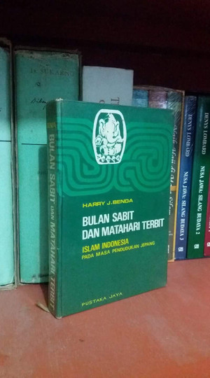 Jual Buku Bulan Sabit Dan Matahari Terbit Islam Masa Jepang Harry J Benda Kota Binjai Toko Djadul Gm Tokopedia