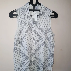 H&M white top