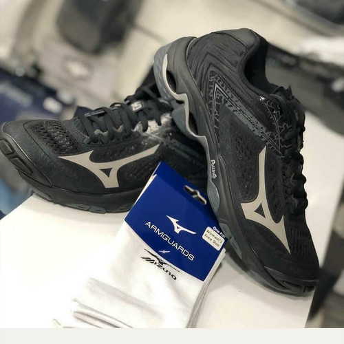 all black mizuno