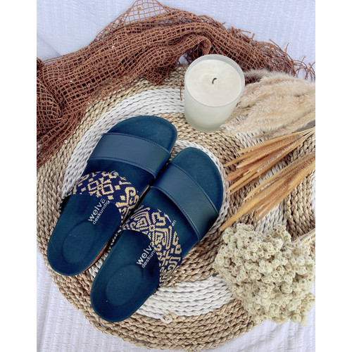 Foto Produk Sandal Casual Wanita by Welvaart - WW strips 2 batik Navy dari welvaart sandalen