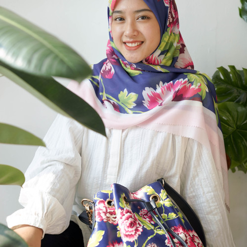 Foto Produk Paket 5 : Hampers lebaran ( Premium Voal Hijab & Vanya Bucket Bag ) - Bunga kenikir dari Seruni Living