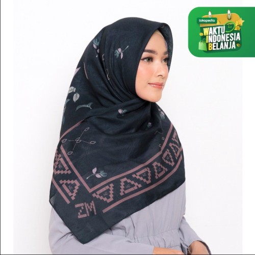 Foto Produk ZM Zaskia Mecca - Kayu Aro Black Scarf Kerudung Segi Empat - All Size dari Zaskia Mecca Official