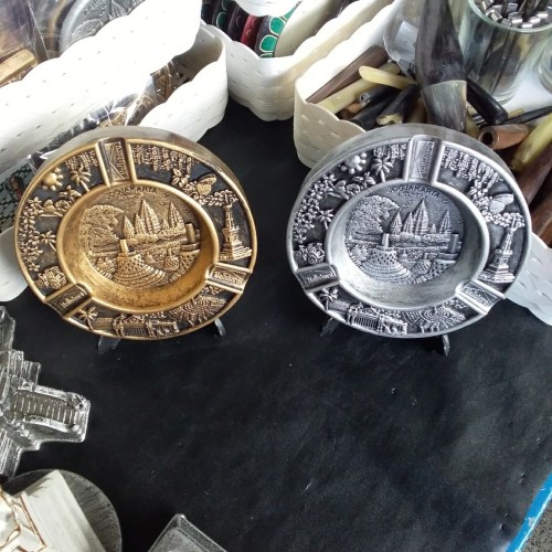 Foto Produk Souvenir Yogyakarta Asbak Bulat Motif Wisata Jogja Jateng dari RAFANIA SOUVENIR JOGJA